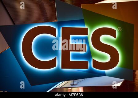 Beleuchtete CES Zeichen für die weltweit größten Consumer Electronics Show am Eingangstor, Central Hall des Las Vegas Convention Center, Las Vegas, NV, USA Stockfoto