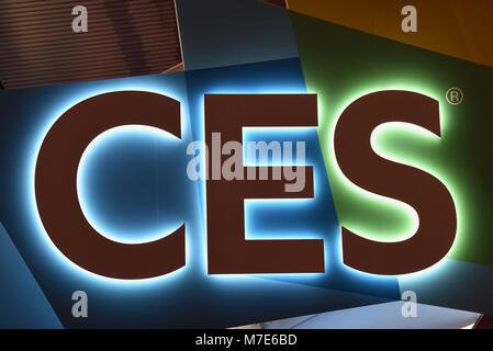 Beleuchtete CES Zeichen für die weltweit größten Consumer Electronics Show am Eingangstor, Central Hall des Las Vegas Convention Center, Las Vegas, NV, USA Stockfoto
