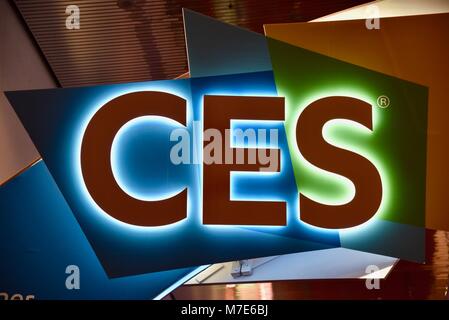 Beleuchtete CES Zeichen für die weltweit größten Consumer Electronics Show am Eingangstor, Central Hall des Las Vegas Convention Center, Las Vegas, NV, USA Stockfoto