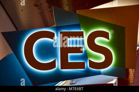 Beleuchtete CES Zeichen für die weltweit größten Consumer Electronics Show am Eingangstor, Central Hall des Las Vegas Convention Center, Las Vegas, NV, USA Stockfoto