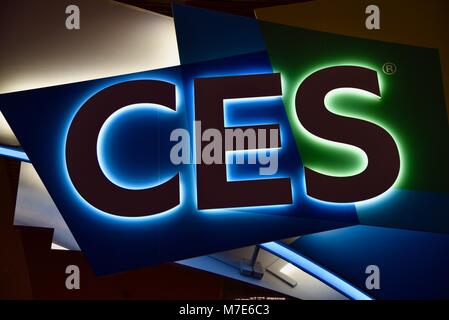 Beleuchtete CES Zeichen für die weltweit größten Consumer Electronics Show am Eingangstor, Central Hall des Las Vegas Convention Center, Las Vegas, NV, USA Stockfoto