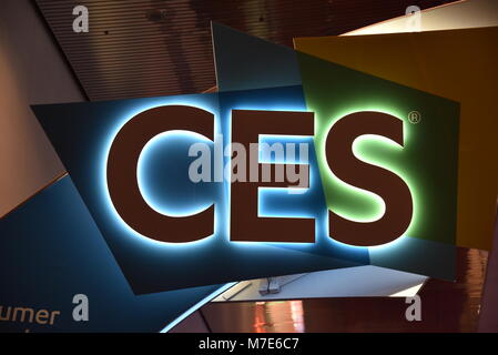 Beleuchtete CES Zeichen für die weltweit größten Consumer Electronics Show am Eingangstor, Central Hall des Las Vegas Convention Center, Las Vegas, NV, USA Stockfoto