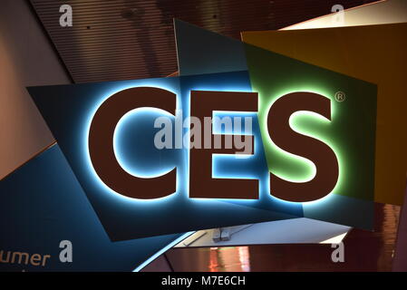 Beleuchtete CES Zeichen für die weltweit größten Consumer Electronics Show am Eingangstor, Central Hall des Las Vegas Convention Center, Las Vegas, NV, USA Stockfoto