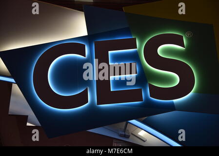 Beleuchtete CES Zeichen für die weltweit größten Consumer Electronics Show am Eingangstor, Central Hall des Las Vegas Convention Center, Las Vegas, NV, USA Stockfoto