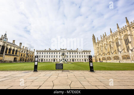 Den vorderen Hof am King's College, Universität Cambridge, England, mit der Kapelle auf der rechten Seite die Halle und das Wilkins Gebäude auf der linken Seite, und Stockfoto