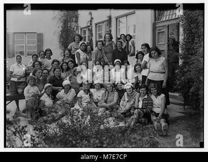 Dieses Foto zeigt eine Gruppe von Schülerinnen an der Nahalal Girls' Agricultural Training School in Israel, die ihre Teilnahme an der landwirtschaftlichen Ausbildung zeigen. Stockfoto