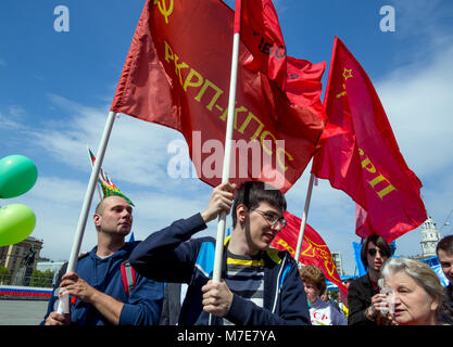 Voronezh, Russland - 01.Mai 2017: Menschen tragen rote Fahnen am Tag der Demonstration Stockfoto