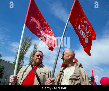 Voronezh, Russland - Mai 01, 2017: Zwei Teilnehmer der May Day Demonstration tragen die Fahnen der Kommunistischen Partei Stockfoto