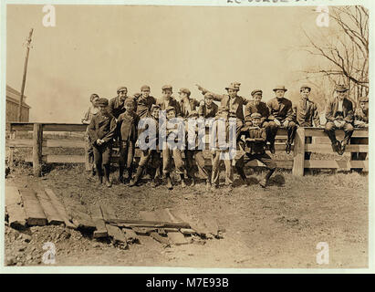 Mittagsstunde. Alle diese Jungs (und mehr) in der Quidwick Co Mühle, Anthony, Brechungsindex (eine mittelgroße Mühle gearbeitet). Sie gingen hinein, wenn das Signal gegeben wurde. LOC cph. 3b 07716 Stockfoto