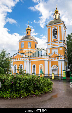 Die Trinity Church nach dem Regen im Sommer in Bologoje, Russland Stockfoto