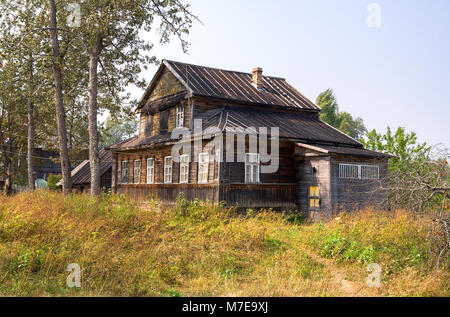 Russische große Holzhaus aus Hölzern und Windows drauf. Es ist ein Dorf