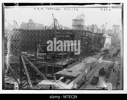 Dieses Foto zeigt den Pennsylvania Railroad Terminal in New York, aufgenommen im Oktober 1908. Das Bild unterstreicht die architektonische Gestaltung des Terminals und die Bedeutung des Eisenbahnnetzes. Stockfoto