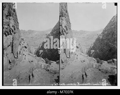 Das Theater und die El-Khubta-Gegend in Petra, Jordanien, zeigen die Nordseite der Schlucht mit dem Couloir und dem Wasserkanal, typisch für die architektonischen Wunder der antiken Stadt. Stockfoto