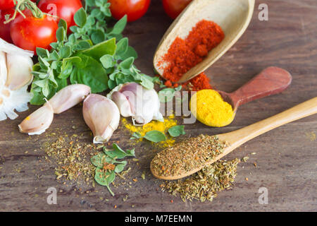 Eingestellt von Gewürzen und frischen Kräutern Stockfoto