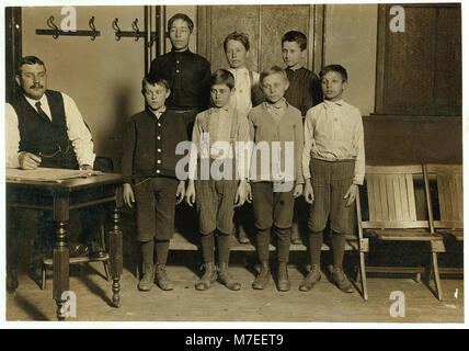 Foto von Jungen in Arcade Bowling Alley. Trenton, New Jersey. Foto spät in der Nacht. Die Jungen arbeiten bis Mitternacht und später. Dez. 20, 1909. LOC 03369 nclc. Stockfoto