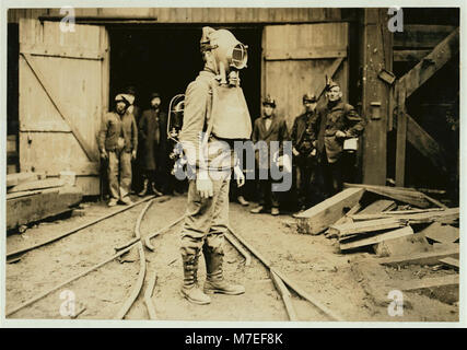 'Erste Hilfe für den verletzten Mann mit Dräger Sauerstoff Helm ausgestattet. Avondale Welle, D.L.W. Zeche. Die Notwendigkeit für das Vorhandensein dieser Rettung Outfits ist ein starkes Argument gegen die LOC nclc und.05472 Stockfoto