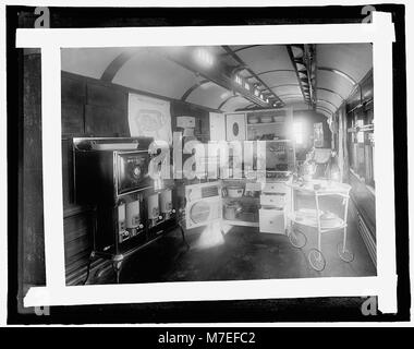 Dieses Bild zeigt ein Demonstrationsfahrzeug für Küchengeräte, das von der Food Administration und der University of Illinois für die Ausbildung in der Hauswirtschaft verwendet wird. Sie war Teil der Bemühungen, eine effiziente Lebensmittelzubereitung zu fördern, während des frühen 20. Jahrhunderts. Stockfoto