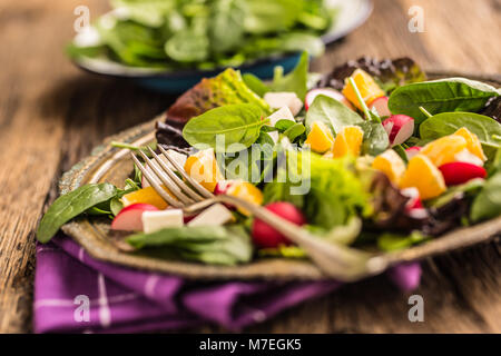 Spinat Salat. Frischer Spinat Salat mit Obst und Gemüse. Stockfoto