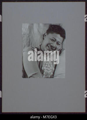 Dieses Porträt von Ella Fitzgerald fängt die legendäre Jazzsängerin in einem entscheidenden Moment ihrer Karriere ein. Bekannt für ihr unglaubliches Gesangstalent und ihren Einfluss auf die Jazzmusik, unterstreicht das Bild ihre Bedeutung in der amerikanischen Musikgeschichte und ihren nachhaltigen Einfluss auf das Genre. Stockfoto