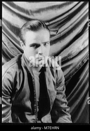 Ein Porträt von Marlon Brando in seiner ikonischen Rolle als Stanley Kowalski in dem Film „A Streetcar Named Desire“ von 1951, der seine kraftvolle und emotionale Leistung in der bahnbrechenden Produktion zeigt. Stockfoto
