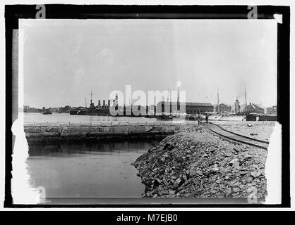 Die Portsmouth Navy Yard in New Hampshire ist bekannt für ihre historische Bedeutung im Schiffbau und bei militärischen Operationen, insbesondere während der Amerikanischen Revolution und des Bürgerkriegs. Stockfoto