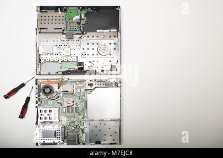 Studio shot Hohe Betrachtungswinkel zerlegt Laptop Computer in einem Reparaturen, DIY, Wartung und Instandhaltung Konzept über Weiß Stockfoto