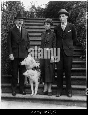 Präsident Calvin Coolidge und seine Frau Grace werden zusammen mit ihrem Sohn John während der Weihnachtsfeiertage im Weißen Haus gezeigt. Das Bild zeigt ihr Familienleben während seiner Präsidentschaft. Stockfoto