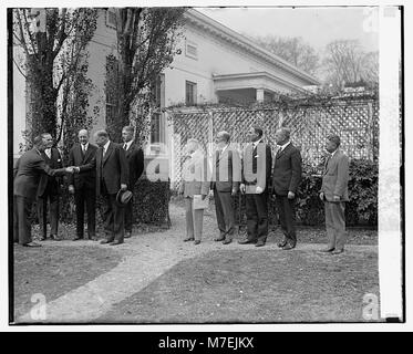 Dieses Foto zeigt Präsident Herbert Hoover mit einer Gruppe, die einen Moment seiner Präsidentschaft festnimmt, der von 1929 bis 1933 während der Großen Depression dauerte. Stockfoto
