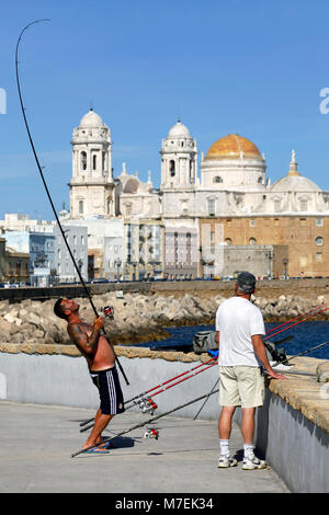 Zwei Männer nicht weit von die Catedral de la Santa Cruz sobre las Aguas de Cádiz/Kathedrale von Cádiz, Cádiz, Andalusien, Spanien Stockfoto