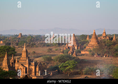 Viele Tempel, Pagoden, Stupas am alten Ebene von Bagan gesehen vom Shinbinthalyaung Tempel in Myanmar (Burma), am Morgen. Stockfoto