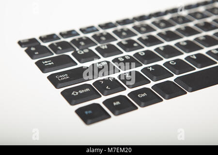Low Angle View eines Computers Tastatur mit selektiven Fokus auf der linken Seite mit Kopie Raum Stockfoto