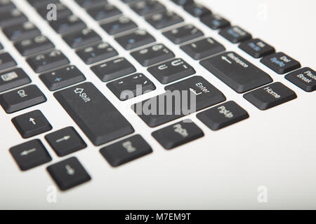 Low Angle View eines Computers Tastatur mit selektiven Fokus auf die ENTER-Taste und Raum auf der rechten Seite kopieren Stockfoto