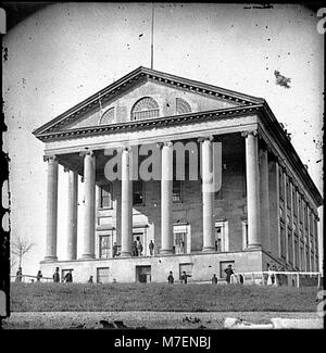 Eine Vorderansicht des Capitol-Gebäudes in Richmond, Virginia, mit den architektonischen Merkmalen dieses prominenten Regierungsgebäudes. Stockfoto
