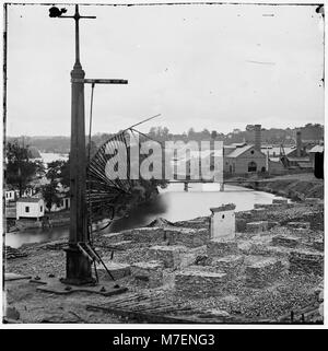 Dieses Bild zeigt die Tredegar Iron Works in Richmond, Virginia, einem bedeutenden Industriegebiet im 19. Jahrhundert. Sie zeigt wahrscheinlich die Betriebsabläufe des Werks und seine Rolle in der amerikanischen Industrie. Stockfoto