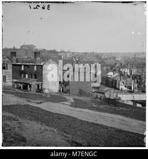 Dieses Foto bietet einen Blick auf das verbrannte Viertel von Richmond, Virginia, aufgenommen von Gamble's Hill. Das Bild fängt die Zerstörung des Bürgerkriegs ein und bietet einen Einblick in die Erholung der Stadt in der Folge. Stockfoto