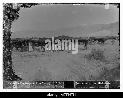 Blick auf die Straße nach Jericho (er-Riha) und das Tal von Achor mit einem Beduinenlager. Die Gegend ist reich an historischer und biblischer Bedeutung, liegt in der Region um Jerusalem. Stockfoto