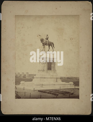 Das Robert E. Lee Monument an der Monument Avenue in Richmond, Virginia, erinnert an den General der Konföderierten. Das Bild zeigt die Statue als prominentes historisches Wahrzeichen in der Stadt. Stockfoto