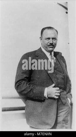 Robert niedrige Speck, 1884-1938, drei-viertel länge Portrait, stehend, nach rechts LCCN 2005691326 Stockfoto