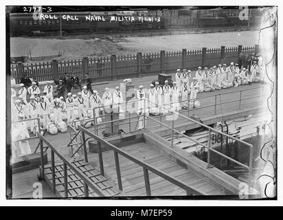 Dieses Bild zeigt einen namentlichen Aufruf der Marinemiliz, einer freiwilligen Reservetruppe, der während einer Trainingseinheit oder einer Militäroperation Anfang des 20. Jahrhunderts aufgenommen wurde. Stockfoto