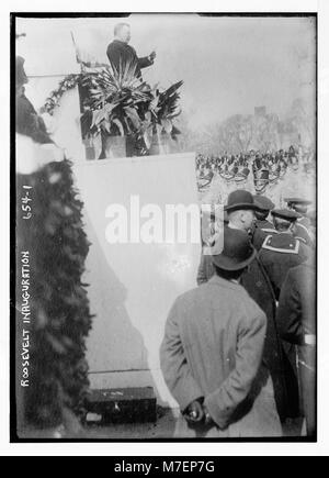 Ein Foto, das einen Blick auf das Podium während der Amtseinführung von Präsident Franklin D. Roosevelt zeigt. Das Bild fängt die große Menge und das historische Ereignis in Washington, D.C. ein Stockfoto