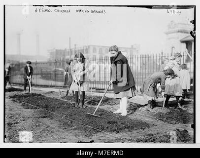 Dieses Foto zeigt eine Gruppe von Schülern, die im Freien arbeiten, um einen Garten zu graben. Er betont den pädagogischen Aspekt von Outdoor-Aktivitäten und die Bedeutung von Gartenarbeit in den Lehrplänen der Schule. Stockfoto