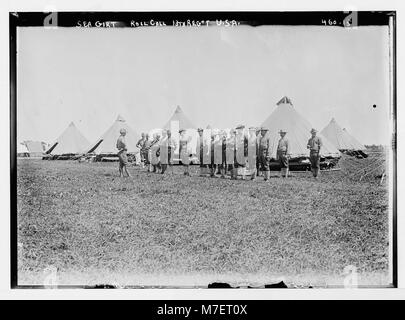 Dieses Foto zeigt den Appell des 13. Regiments der US-Armee in Sea Girt, einem Ort, an dem im späten 19. Und frühen 20. Jahrhundert Militärübungen durchgeführt wurden. Das Regiment war während wichtiger amerikanischer Militäreinsätze aktiv. Stockfoto