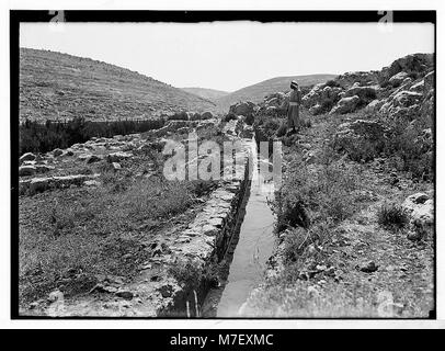 Dieses Bild zeigt den offenen Abschnitt des Aquädukts Wadi El-Biyar, Teil der antiken Infrastruktur, die zu Salomons Pools führt. Die oberen und unteren Becken sind sichtbar, was die fortschrittliche Technik der alten Wassersysteme in der Region veranschaulicht. Stockfoto