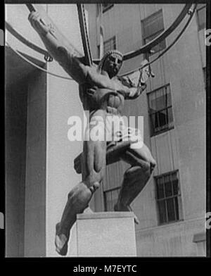 Die Atlasstatue in Radio City in New York City ist ein bekanntes Symbol für Stärke und Ausdauer. Die Statue zeigt Atlas, eine Figur aus der griechischen Mythologie, die den Himmel hochhält. Stockfoto
