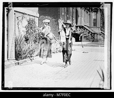 Dieses Bild zeigt Suffragetten, die sich am 20. Juli 1920 für das Frauenwahlrecht einsetzten. Sie unterstreicht ihre Rolle in der breiteren Bewegung für Gleichstellung der Geschlechter und politische Rechte während eines entscheidenden Moments in der amerikanischen Geschichte. Stockfoto
