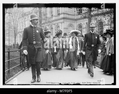 Dieses Bild zeigt Suffragetten, die das Rathaus in New York verlassen und ihre Beteiligung an der Frauenwahlrechtsbewegung hervorheben. Die Szene erfasst den Aktivismus, der zu Beginn des 20. Jahrhunderts zum Wahlrecht der Frauen führte. Stockfoto