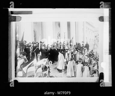 Dieses Foto zeigt Suffragetten, die sich außerhalb des Kapitols versammelten und sich für das Frauenwahlrecht einsetzten. Das Bild stellt einen wichtigen Moment in der Frauenwahlrechtsbewegung in den Vereinigten Staaten dar. Stockfoto