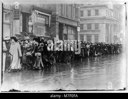 Suffragetten, die am 5. April 1917 zur Unterstützung der Frauenrechte paradierten. Das Bild zeigt ihren Aktivismus und ihre Entschlossenheit während der Frauenwahlrechtsbewegung in den Vereinigten Staaten. Stockfoto