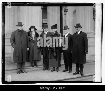 Ein historisches Bild einer Gruppe von Suffragetten, Frauen, die sich für das Wahlrecht der Frauen einsetzen. Dieser Moment fängt das Wesen der Wahlrechtsbewegung des frühen 20. Jahrhunderts in den Vereinigten Staaten ein. Stockfoto