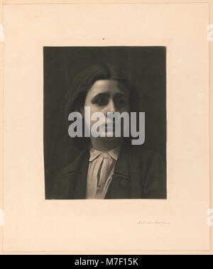 Dieses Bild zeigt einen Musiker, der wahrscheinlich während einer Aufführung oder einer Übungssitzung aufgenommen wurde. Das Foto bietet einen Einblick in die Kultur der Musik und Performance, wobei der Schwerpunkt auf der Hingabe des Motivs an sein Handwerk liegt. Stockfoto